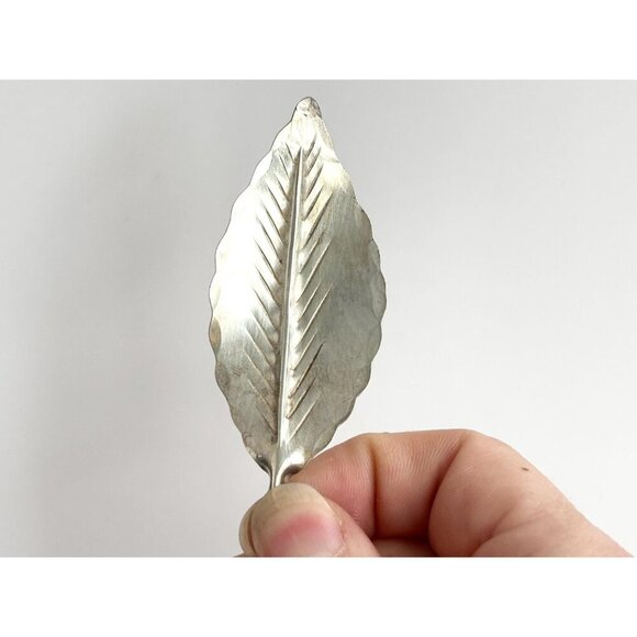 Stuart Nye Leaf Shaped Hand Wrought Sterling Silver Vintage Hand Carved Brooch - Picture 4 of 8